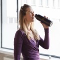 516os_yoga_meditation_pilates_isolier_trinkflasche_om_schwarz_600ml_trinkend_fenster.jpg